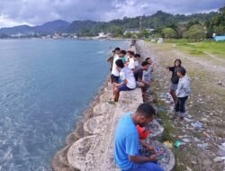 Menikmati Panorama Pantai di Desa Wailela
