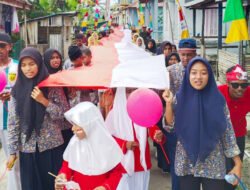 Kirab Bendera 80 Meter di Banda Ely Meriahkan HUT RI