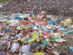 Miris! Sampah Busuk Dibiarkan Menumpuk Ratusan Meter