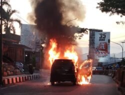 Pengemudi dan Rekannya Diduga Kabur Saat Mobil Terbakar