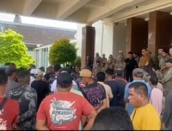 Tambang Galian C Ditutup, Puluhan Sopir Dump Truk Datangi Kantor Gubernur Maluku