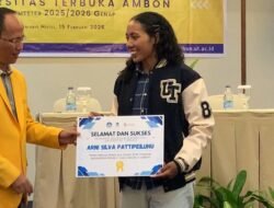Direktur UT Ambon Serahkan Beasiswa Prestasi  Untuk Arni Pattipeiluhu