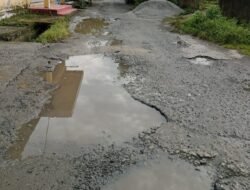 Warga Waiheru Perumnas Keluhkan Kerusakan Jalan, 15 Tahun Tak Disentuh