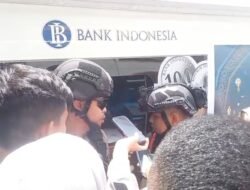Ricuh Antrean Penukaran Uang Baru di Ambon