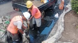 Pengerukan Saluran Air Batumerah, Banyak Limbah Oli Bekas