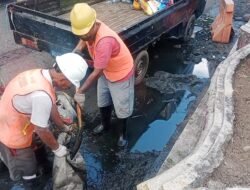 Pengerukan Saluran Air Batumerah, Banyak Limbah Oli Bekas