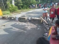 Empat Sepeda Motor Dibakar OTK, Warga Alang Asaude Blokir Jalan Trans Seram