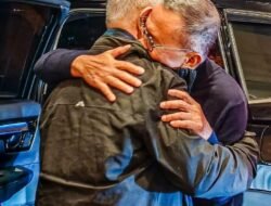 Pelukan Goenawan-Dahlan  Setelah 10 Tahun  tak Berjumpa