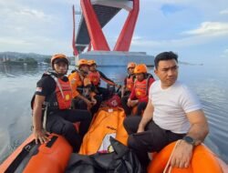 Wanita Tewas Dievakuasi di Bawah Jembatan Merah-Putih