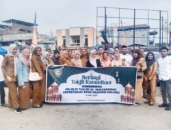 Majelis Taklim Al Musyawarah DPRD Maluku Bagi Takjil Ramadan