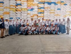 Siswa SMAN 13 Ambon Sambangi Gudang Bulog Halong