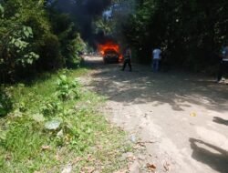 Mobil Dinas Kabag Ops Polres SBB Dibakar Saat Bentrok Warga Katapang dan Olas