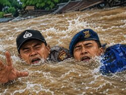 Polisi dan Prajurit TNI AU Gugur Saat Selamatkan Pelajar Tenggelam di Pantai Nirun, Maluku Tenggara.