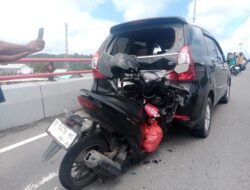 Lakalantas di JMP, Honda Vario Menempel di Toyota Avanza