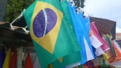Bendera Piala Dunia Mulai Banjiri Kota Ambon