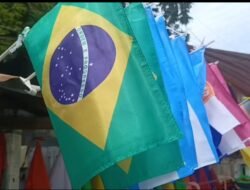 Bendera Piala Dunia Mulai Banjiri Kota Ambon