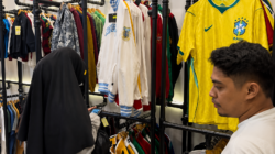 Fans Sepak Bola Kota Ternate Berburu Jersey Premium