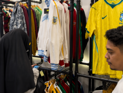 Fans Sepak Bola Kota Ternate Berburu Jersey Premium