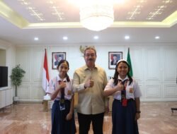 Gubernur Hendrik Lewerissa Lepas Dua Siswi Kalam Kudus Wakili Maluku di OPSI Nasional